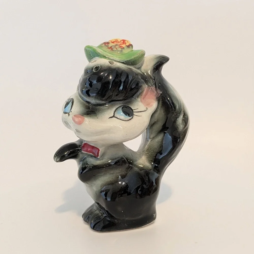 Vintage Skunk Couple Salt And Pepper Shakers Anthropomorphic Hats Japan‎